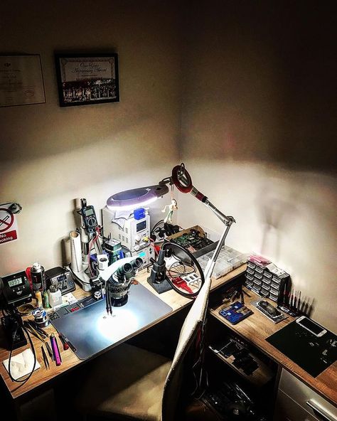 Electronics Workspace, Electronics Lab Workbenches, Dream Workshop, Electronic Workbench, Electronics Workshop, Smartphone Repair, Electronic Circuit Design, Hobby Electronics, Music Studio Room