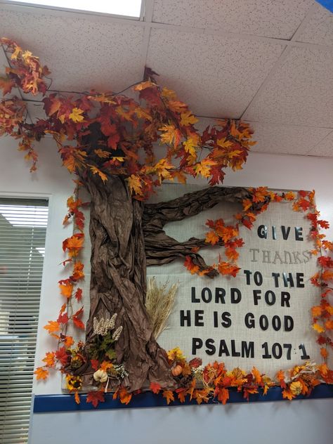 Fall Decor School Hallway, Thanksgiving Hallway Decorations School, Thanksgiving Day Decorations, Christian Fall Classroom Door Ideas, Fall Cubicle Decor Office, Thanksgiving Tree Bulletin Board, Fall Cubicle Decor, Fall Paper Tree On Wall, Fall School Doors