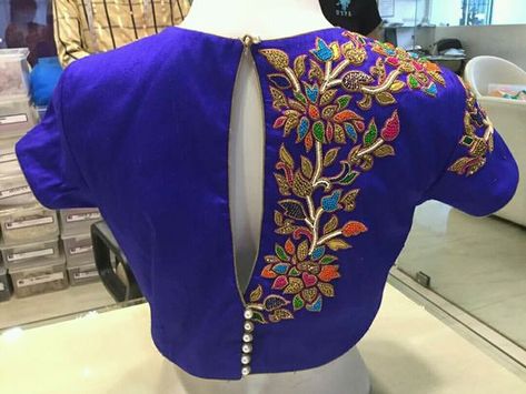 Mehndi Jewellery, Bridal Party Pictures, Back Neck Blouse, Pictures Blue, Saree Blouse Neck Designs, Blouse Back Neck Designs, New Blouse Designs, Wedding Blouse Designs, Blouse Designs Indian