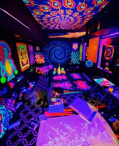 Trippy Living Room, Black Light Room, Trip Room, Aesthetic Trip, Trippy Room, Neon Bedroom, Hippie Room Decor, Hippy Room, Chill Room