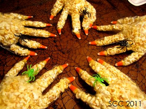 Halloween Popcorn Hands Popcorn Hands, Halloween Popcorn, School Treats, Fun Halloween Decor, Thanksgiving Sides, Halloween Food For Party, Halloween Recipes, Food Decoration, Holiday Treats