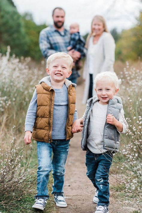 Sibling Fall Photoshoot Outfits, Small Family Photo Poses, Family Pictures Of Four, Family Photo Session Poses, Family Photo Session With Older Children, Family Of 4 Picture Poses Toddlers, Family Pictures With 3 Kids, Family Photos 3 Children, Family Photoshoot 3 Kids