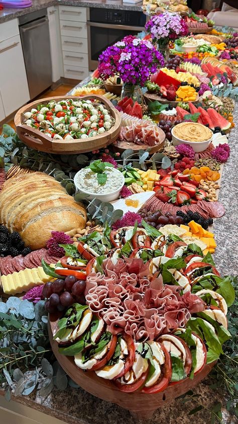 Charcuterie Board Meats, Traditional Thanksgiving Menu, Charcuterie Ideas, Thanksgiving Menu Ideas, Party Food Buffet, Food Buffet, Charcuterie Board Ideas, Charcuterie Inspiration, Grazing Table