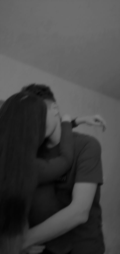 Couple Without Face Wallpaper, Black Aesthetic Couple Pics, Black And White Aesthetic Couple Pic, Aesthetic Couple Blurry Pics, Secret Couples Pictures, Kiss Hide Face, Pic Idea For Private Couple, Private Pics Ideas, Secret Couple Pic