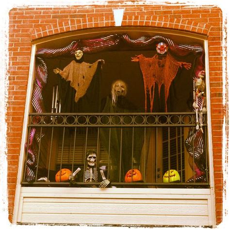 Balcony Halloween Decorations, Halloween Decorations Apartment, Halloween Patio, Halloween Decorations To Make, Halloween Crafts Preschool, Diy Balcony, Diy Halloween Decor, About Halloween, Halloween Yard Decorations