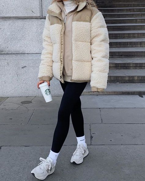 Sporty Winter Outfits, Winter Sports Outfit, Sport Outfits Winter, Jacket Ootd, Boston Outfits, Cold Outfit, Colorado Outfits, Walking Outfits, Nuptse Jacket