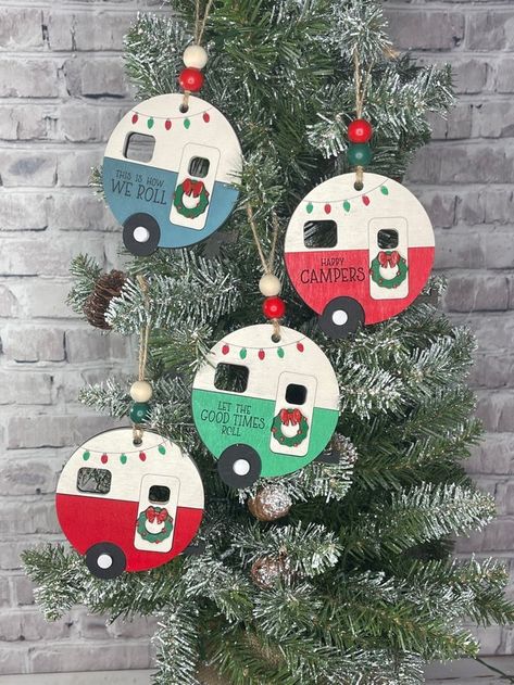 Wooden Circle Snowman Ornament, Diy Camping Ornaments, Wood Carved Ornaments Christmas Decorations, Easy Sellable Christmas Crafts, Christmas Camper Painting, Easy Wood Christmas Ornaments, Make And Take Christmas Ornaments, 4h Christmas Ornaments, Painting Crafts To Sell