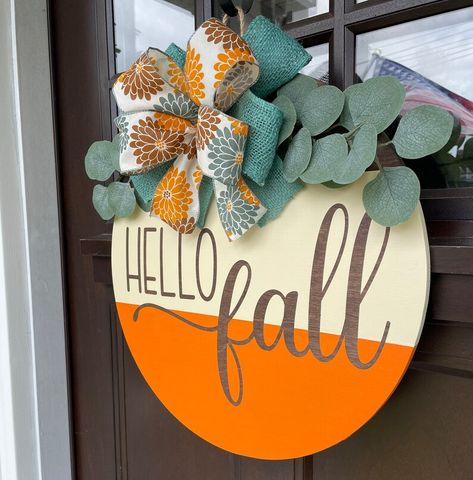 Round Welcome Sign, Fall Door Decor, Vintage Fall Decor, Hanger Ideas, Fall Door Hanger, Circle Crafts, Door Crafts, Wooden Signs Diy, Door Signs Diy