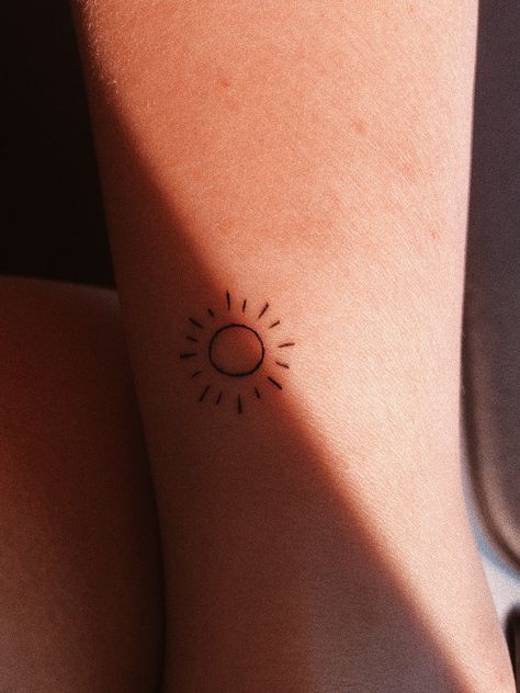 Small Tattoo Ideas For Women Simple, A Sun Tattoo, Half Sun Tattoo, Sole Tattoo, Sun Tattoos, Heart Sketch, Sketch Tattoo, Sun Tattoo, Dainty Tattoos