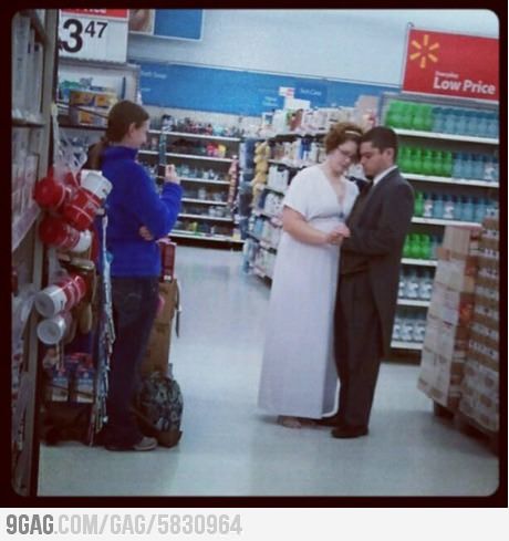 Where did you take your wedding photos? Walmart. Meanwhile In Walmart, Walmart Wedding, Funny Wedding Pictures, Walmart Photos, Romantic Wedding Photos, Pictures Of The Week, Have A Laugh, Crazy People, Wedding Humor