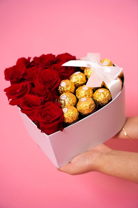 Surprise gift heart shaped box with roses and ferrero rosher, unique gift hear box Heart Shaped Box With Roses, Heart Box Gift Ideas, Heart Box Bouquet, Heart Boxes With Flowers, Heart Shape Flower Bouquet, Heart Shape Gift Box Ideas, Flower Chocolate Box Gift, Heart Box Flower Arrangement, Heart Shape Bouquet