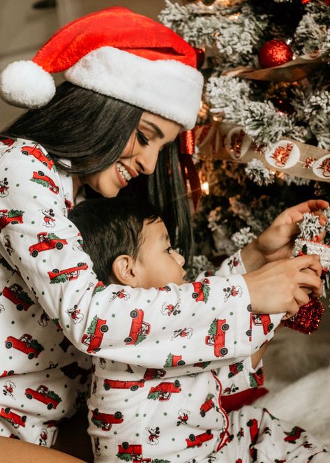 Mom And Baby Christmas Photoshoot, Baby And Mom Christmas Pictures, Christmas Photoshoot Ideas Mom And Son, Mom And Kids Christmas Photoshoot, Father Daughter Christmas Pictures, Mother And Son Christmas Pictures, Mom And Son Christmas Photoshoot, Christmas Mommy And Me Pictures, Mommy And Son Christmas Photo Shoot