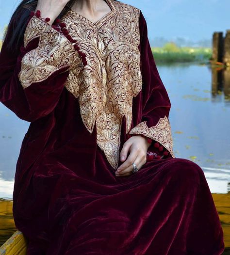 Kashmiri Outfits For Women, Velvet Dresses Outfit, Casual Bridal Dress, Velvet Suit Design, Red Bridal Dress, Velvet Dress Designs, Blouse Casual Fashion, Pakistani Fashion Party Wear, Pakistani Fancy Dresses