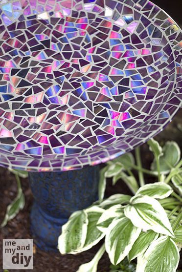 Mosaic Tile Birdbath Using Recycled DVDs. LOVE creating mosaics, but never thought of using DVDs! Diy Mosaic Tiles, Gazing Balls, Mosaic Birdbath, Garden Globes, Old Cds, Mosaic Birds, Water Fountains, Diy Bricolage, Mosaic Diy