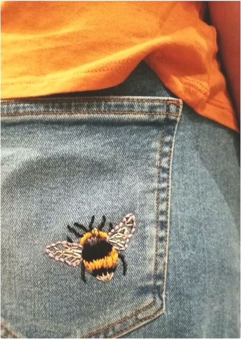 Personalize your denim with embroidery and hand stitching! Bumble Bee Embroidery, Broderie Anglaise Fabric, Jean Diy, Embroidery Jeans Diy, Diy Denim, Diy Jeans, Denim Embroidery, Bee Embroidery, Embroidery Diy