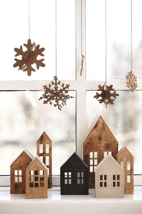 Scandinavische kerst decoratie; 35x minimalistisch en duurzaam - Kerstliefde.nl Natal Natural, Scandinavian Christmas Decorations, Scandi Decor, Scandi Christmas, Classy Christmas, Window Ideas, Wooden Houses, Natural Christmas, Christmas Decorations For The Home