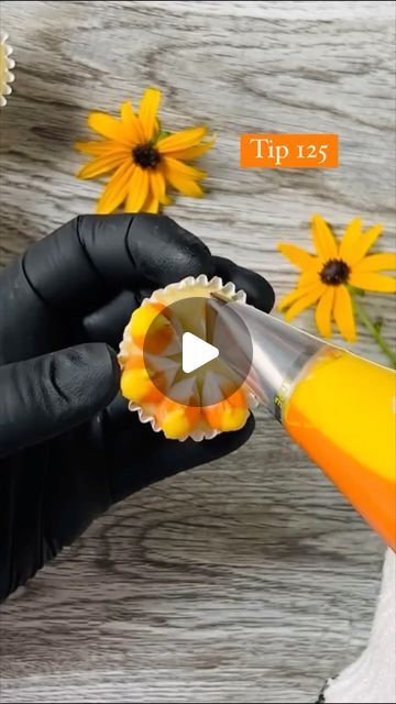 Buttercream Candy, Cake Frosting Tips, Daisy Cupcakes, Cupcake Videos, Fall Cupcakes, Frosting Tips, Halloween Baking, Cupcake Decorating, Buttercream Flowers