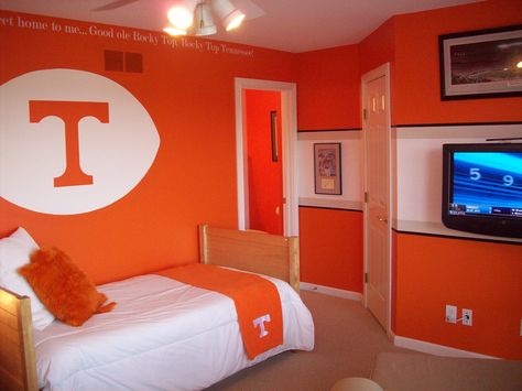 go vols @Leigh Hutcheson, this is the room for y'all!!! :) Tennessee Vols Bedroom, College Dorm List, Basketball Bedroom, Tn Vols, Brown Rooms, Go Vols, Bedroom Pictures, Pool Rooms, Cozy Place