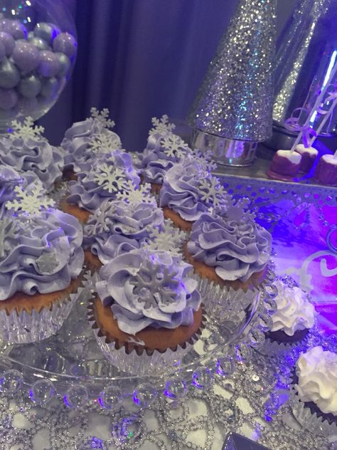 Snowflake purple cupcakes Lavender Winter Wonderland Party, Purple Winter Wonderland Birthday, Purple Winter Onederland Party, Purple Snowflake Cake, Purple Frozen Birthday Party, Winter Onederland Party Girl Purple, Icy Birthday Theme, Winter Wonderland Sweet 16 Cake, Purple Winter Wonderland