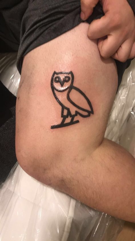 ARTYST BROWNS TATS He wanted the Drake logo owl ... I think it came out pretty fukkin Dope! ...esp being one my first tats as a beginner Drake Logo, Drake Tattoos, Owl Logo, Hip Hop And R&b, Drake, Tatting, Things To Think About, Hip Hop, Things To Come