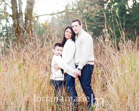 Family of three photo Family Potrait, Fall Family Portraits, Sibling Poses, Outdoor Family Photography, Family Portrait Poses, Family Christmas Pictures, Outdoor Family Photos, Family Picture Poses, Family Photo Pose