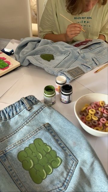 Grafitti On Clothing, Custom Jean Designs, Graffiti Clothes Diy, Painting Clothes Aesthetic, Custom Painted Clothes, Graffiti Clothes, Graffiti Clothing, Custom Jeans Diy, Fashion Graffiti