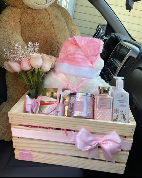 Diy Mother's Day Gift Basket, Pink Gift Basket, Valentine Baskets, Birthday Basket, Bff Birthday Gift, Cute Gifts For Friends, Diy Birthday Gifts For Friends, Christmas Gift Basket Ideas, Creative Birthday Gifts