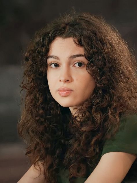 Middle Eastern Curly Hair, Woman With Curly Brown Hair, Curly Hair Model, Biracial Women, Brown Curls, Brown Curly Hair, Brown Hair Brown Eyes, Estilo Hippie, Black Curly Hair