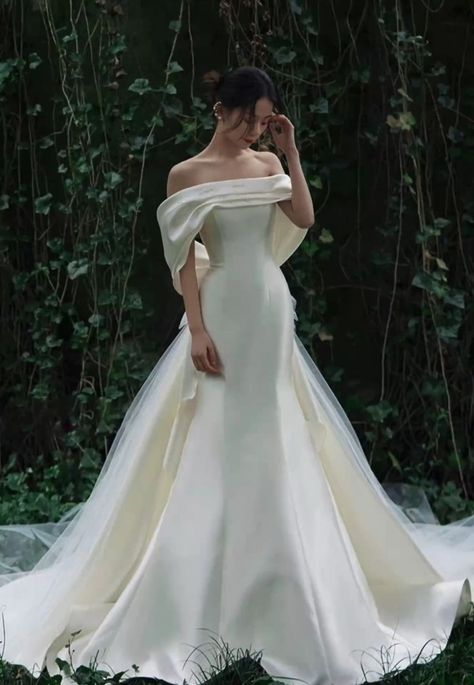 Wedding Dress Styles Princess, Wedding Dresses Bridgerton Style, Satin Silk Wedding Dress, Vintage Off The Shoulder Wedding Dress, Royal Core Wedding Dress, Bridgerton Wedding Dresses Inspired, Wedding Dress Bridgerton, Wedding Dress Without Lace, Fairy Garden Wedding Dress