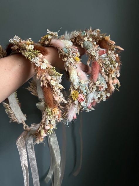 Dried flower crowns Dried Flower Crown Diy, Dry Flower Crown, Dried Flower Crown Wedding, Dried Flowers Crafts, Dried Flower Crown, Corn Dolly, Black And White Wedding Theme, Floral Crown Wedding, Diy Flower Crown