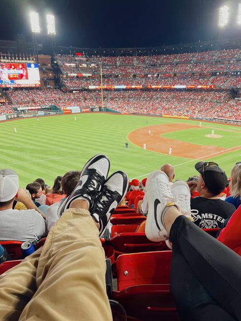 Couple At A Baseball Game, Sporting Event Aesthetic, Stadium Couple Pictures, Yankee Stadium Picture Ideas, Baseball Aesthetic Pictures, Romance Asthetic Picture, Mlb Game Aesthetic, Baseball Game Aesthetic Couple, Sports Games Aesthetic