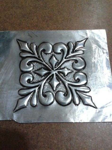 Feuille Aluminium Art, Aluminum Foil Crafts, Tin Foil Art, Metal Embossing Art, Metal Art Techniques, Soda Can Crafts, Aluminum Foil Art, Pewter Art, Tin Can Art