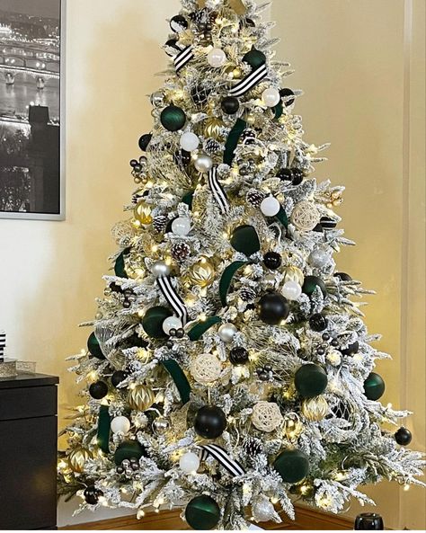 Green And Black Christmas Tree, Emerald Green Christmas Tree, Green And Black Christmas, Emerald Green Christmas, Elegant Christmas Centerpieces, Black Ornaments, Green Christmas Tree Decorations, Christmas Tree Inspo, Black Christmas Tree