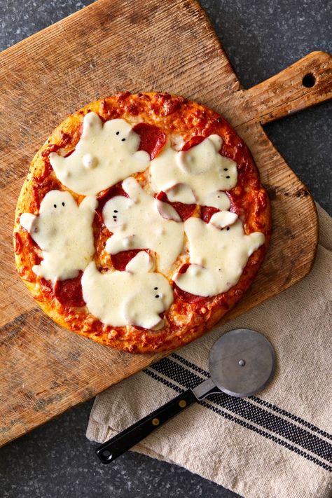 Ghost Food, Ghost Pizza, Homemade Halloween Treats, Halloween Potluck, Slow Cooker Applesauce, Halloween Appetizers Easy, Holiday Entertaining Food, Cinnamon Twists, Halloween Treats For Kids