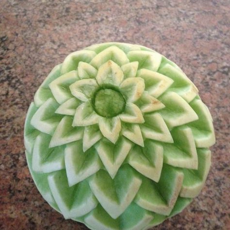 Melon carving Carved Watermelon, Fruit Centerpieces, Watermelon Art, Watermelon Carving, Fruit Decorations, Food Carving, Fruit Carving, Art Food, Drink Ideas