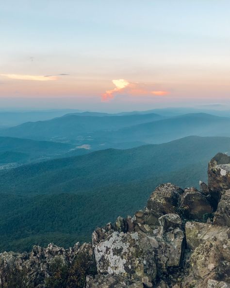 Find out what to do in Shenandoah National Park and the valley beyond. From hikes to do in Shenandoah to things to see in Shenandoah. #shenandoahnationalpark #shenandoah Shenandoah National Park Virginia, Dc Monuments, Florida Springs, Shenandoah Valley, Shenandoah National Park, Appalachian Mountains, National Parks Trip, Dream Travel Destinations, Road Trippin