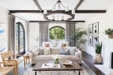 Soft Transitional Is the Biggest Decorating Style of the Year—Here’s Why Amanda Barnes, Spanish Revival Home, Modern Mediterranean, Coastal Living Rooms, Spanish Style Homes, Transitional Living, Mediterranean Decor, Living Comedor, Spanish Revival