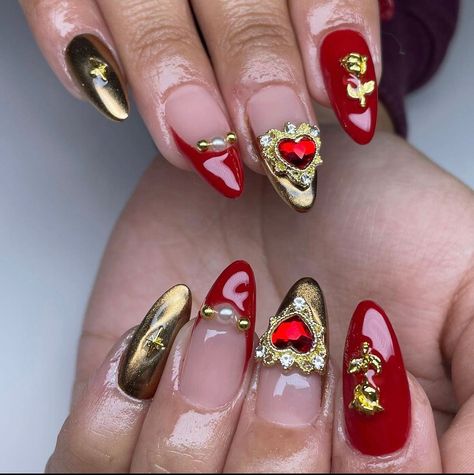 If you love, love, then we have just the thing to get that heart-fluttering, red Valentines Day naisl. They are the perfect way to show your love for the holiday. Click the article link for more photos and inspiration like this // Photo Credit: Instagram @downtownsanfernandomall // #blackandredvalentinesdaynails #pinkandredvalentinesdaynails #redcoffinredvalentinesdaynails #rednails #redvalentinesdaynails #simpleredvalentinesdaynails #valentinesdaynails #valentinesdaynailsred Red And Gold Nail Ideas, Nail Ideas For Christmas, Red Valentines Day Nails, Gold Nail Ideas, Gold Stiletto Nails, Gold Gel Nails, Red And White Nails, Red And Gold Nails, Festive Nail Designs