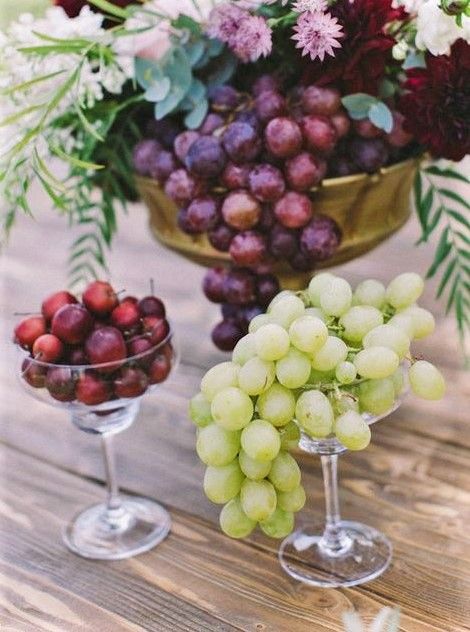 Grape Wedding Theme, Vineyard Wedding Centerpieces, Fruit Centerpieces, Thanksgiving Table Settings, Dinner Decoration, Green Fruit, Wine Theme, Green Grapes, Tasting Table