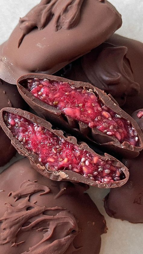 Chocolate Jam Bites, Jam Bites, Chocolate Jam, Date Syrup, Raspberry Chocolate, Decorações Com Comidas, Pasti Sani, God Mad, Fresh Raspberries