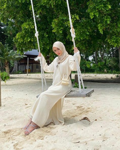 Hijab Pantai Style, Beach Hijab Outfit Ideas, Hijab Beach Outfit, Hijabi Beach Outfit, Beach Outfit Hijab, Summer Fashion Outfits Beach, Hijabi Fashion Summer, Beach Hijab, Hijab Beach