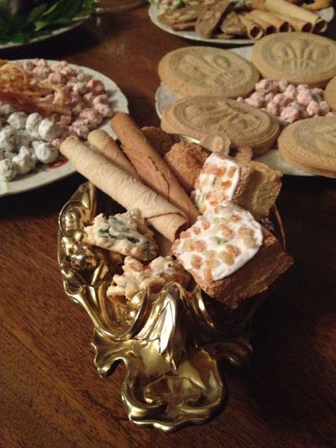 Some Regency period biscuits: millefruit biscuits, sweetmeat biscuits, filbert biscuits and rolled wafers; Prince of Wales biscuit, spice biscuits and more rolled wafers. Made by Ivan Day for the BBC production Pride and Prejudice: Having a Ball. Regency Food, Victorian Recipes, Historical Food, Regency Ball, Best Oven, Regency Period, Vintage Dessert, Sweet Meat, Food History