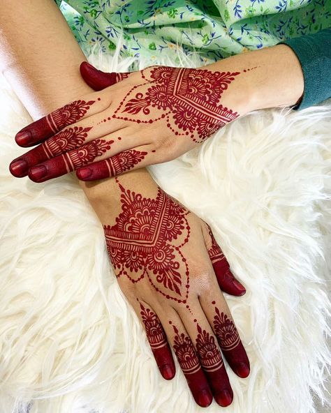 Red Mehendi Designs, Henna Wedding Maroon, Inai Design, Henna Nikah, Henna Paradise, Henna Maroon, Mendhi Patterns, Henna Nail Art, Engagement Mehendi