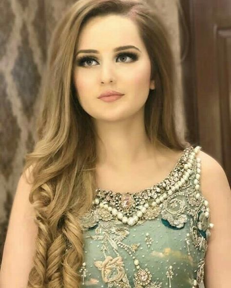 Soft Party Makeup, Bridal Makeup For Blondes, Party Makeup Looks, Pakistani Women Dresses, Mehndi Dress, Bridal Makeup Images, Asian Bridal Dresses, Bridal Makeover, Fancy Suit