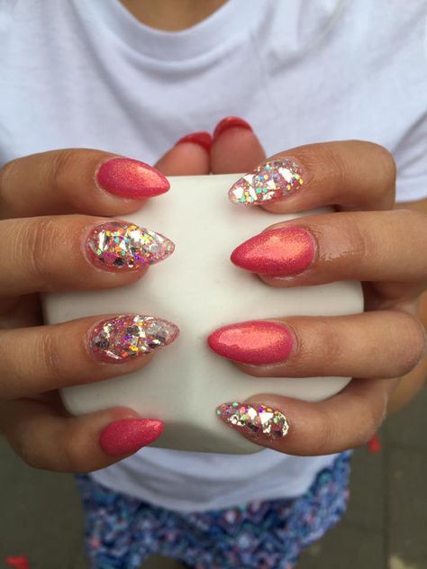 Red Pink Gold Nails, Pink With Gold Glitter Nails, Trendy Nails Glitter, Pink Nails With Gold Glitter Accent, Pink Mermaid Nails Glitter, Pink Gold Shimmer Nails, Smink Inspiration, Cute Gel Nails, Hair Skin Nails