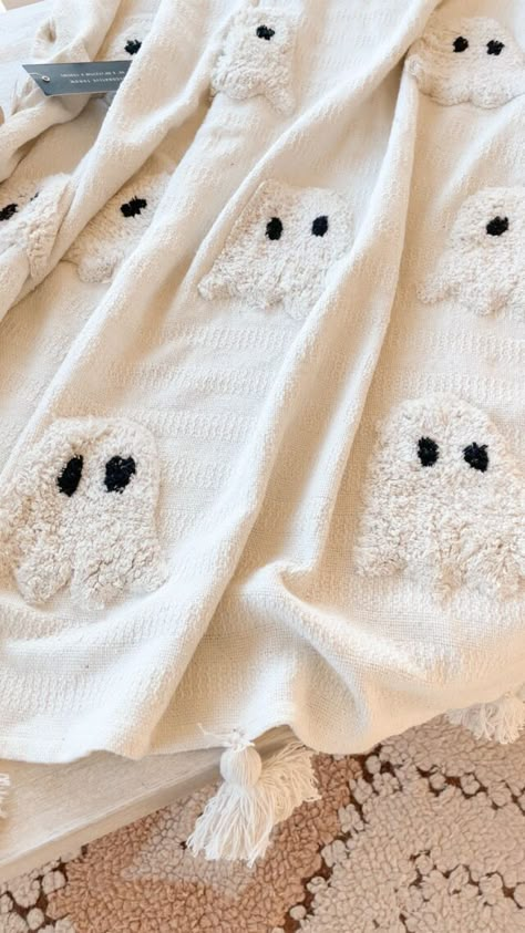 How to Make a DIY Fall Doormat | Halloween Doormat Diy Ghost Blanket, Diy Halloween Doormat, Halloween 2023 Trends, Fall Neutral Decor, Home Goods Halloween, Boho Halloween Decor, Neutral Halloween Decor, Birthday Disco, Disco Art