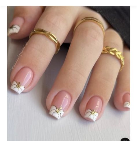 Nail Art Thanksgiving Autumn, Simple Fall Designs Nails, Short Gel Nails Ideas Fall French, White Pumpkin Nails Fall, Short Halloween French Tip Nails, Short French Nails Halloween, French Manicure With Pumpkin, White And Gold Pumpkin Nails, French Tip Pumpkin Nails