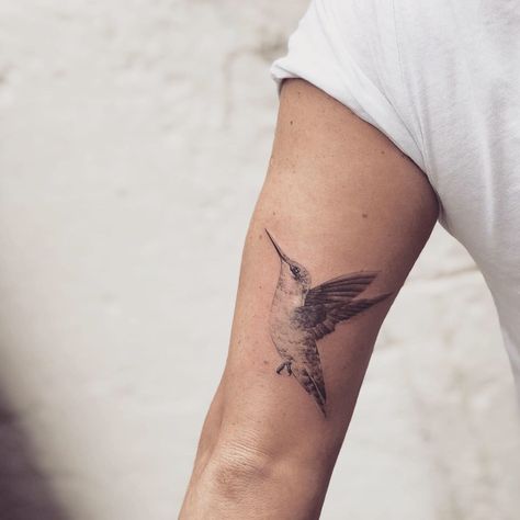 Tricep tattoo of hummingbird on the back of left arm. Elegant and stylish 😍 Back Of Arm Hummingbird Tattoo, Hummingbird Sleeve Tattoo, Realistic Bird Tattoo, Tricep Tattoo, Hummingbird Flower Tattoos, Tattoo Planning, Hummingbird Tattoos, Tricep Tattoos, Small Bird Tattoos