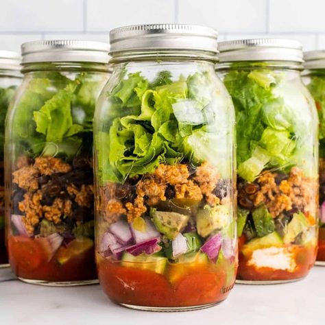 Healthy Taco Salad in Jar - Organize Yourself Skinny Taco Salad In A Jar, Healthy Taco Salad, Mason Jar Meal Prep, Jar Salad Recipes, Mason Jar Lunch, Salad Jars, Healthy Tacos Salad, Salad Jar Recipe, Healthy Taco