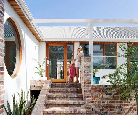 A mid-century modern family-friendly home with Scandi-style Owner Builder, Mid Century Modern Exterior, Mid Century Exterior, Clad Home, 70s House, Recycled Brick, Homes To Love, Brick Exterior House, Exterior Makeover